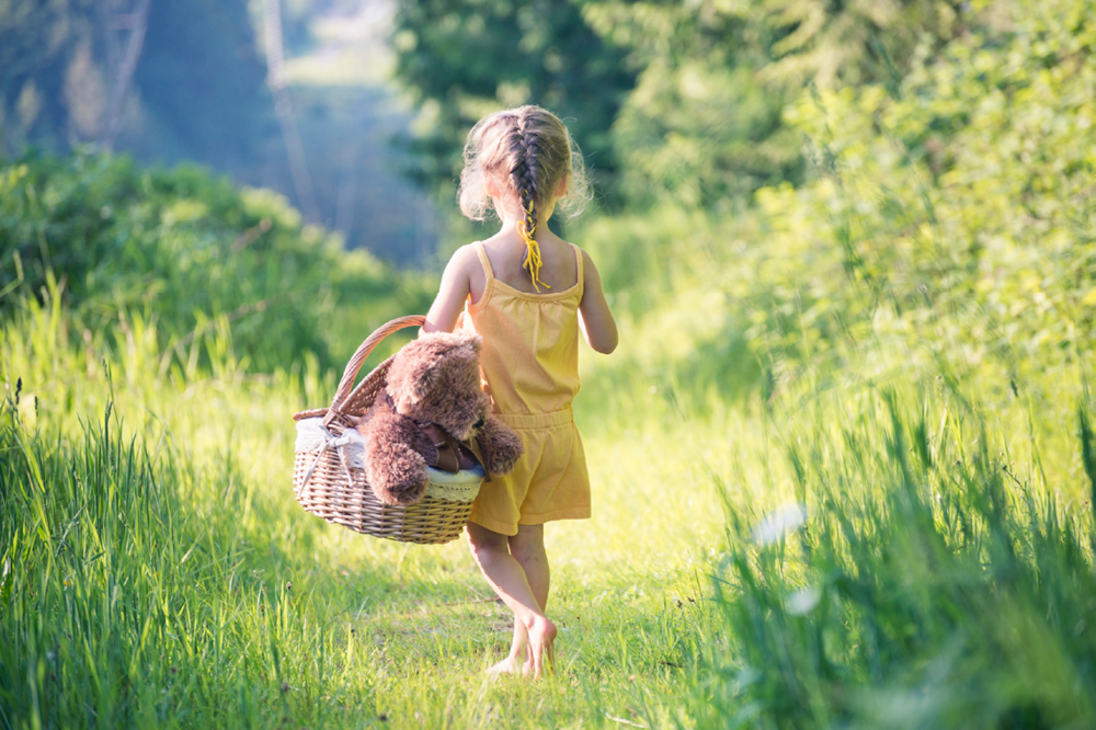Дети с корзинкой. Маленькая девочка идет в лес. Девочка идет. Девочка с корзинкой. О какой траве идет речь