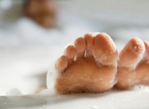 foot soaks to help stinky feet (bromodosis)