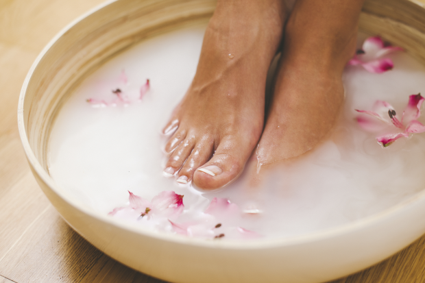 Footbath for hard skin, corns and calluses